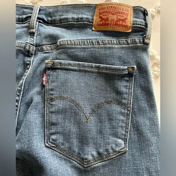 Levi’s 314 Shaping Straight Jeans - Picture 3 of 6